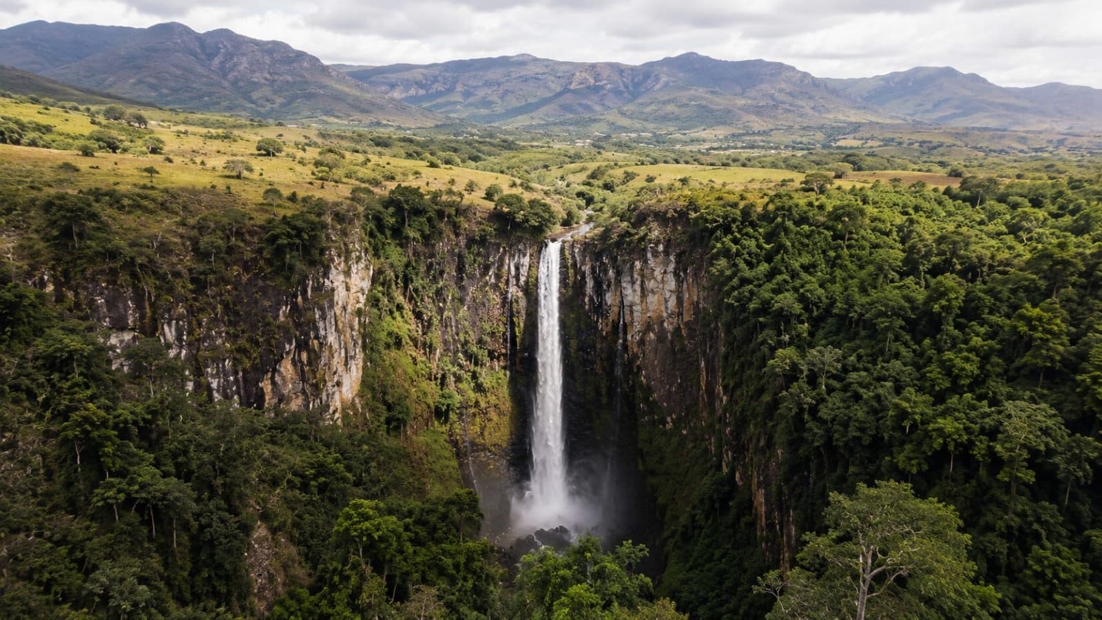 Cascade au cœur des reliefs verts de Madagascar