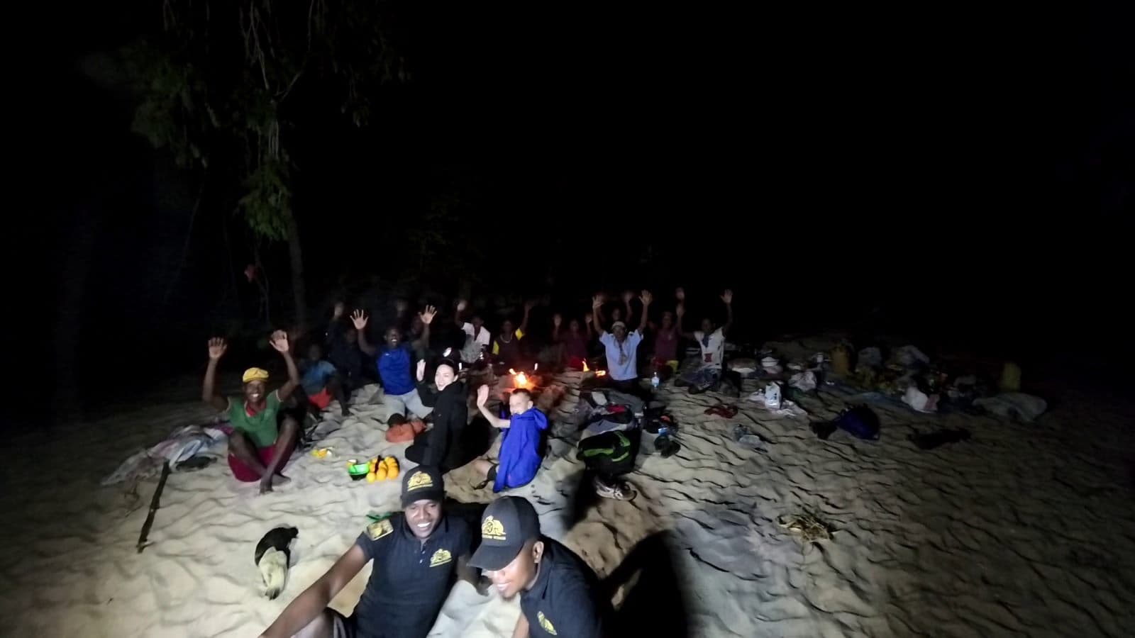 Bivouac d'expédition autour d'un feu de camp