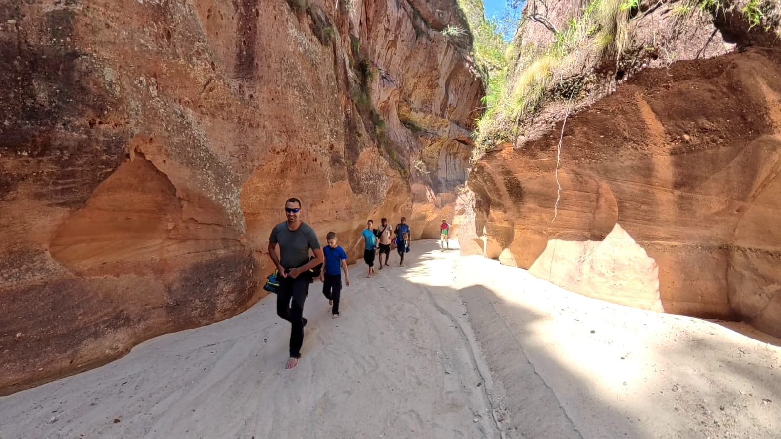 Marcheurs dans un canyon aride du Sud malgache