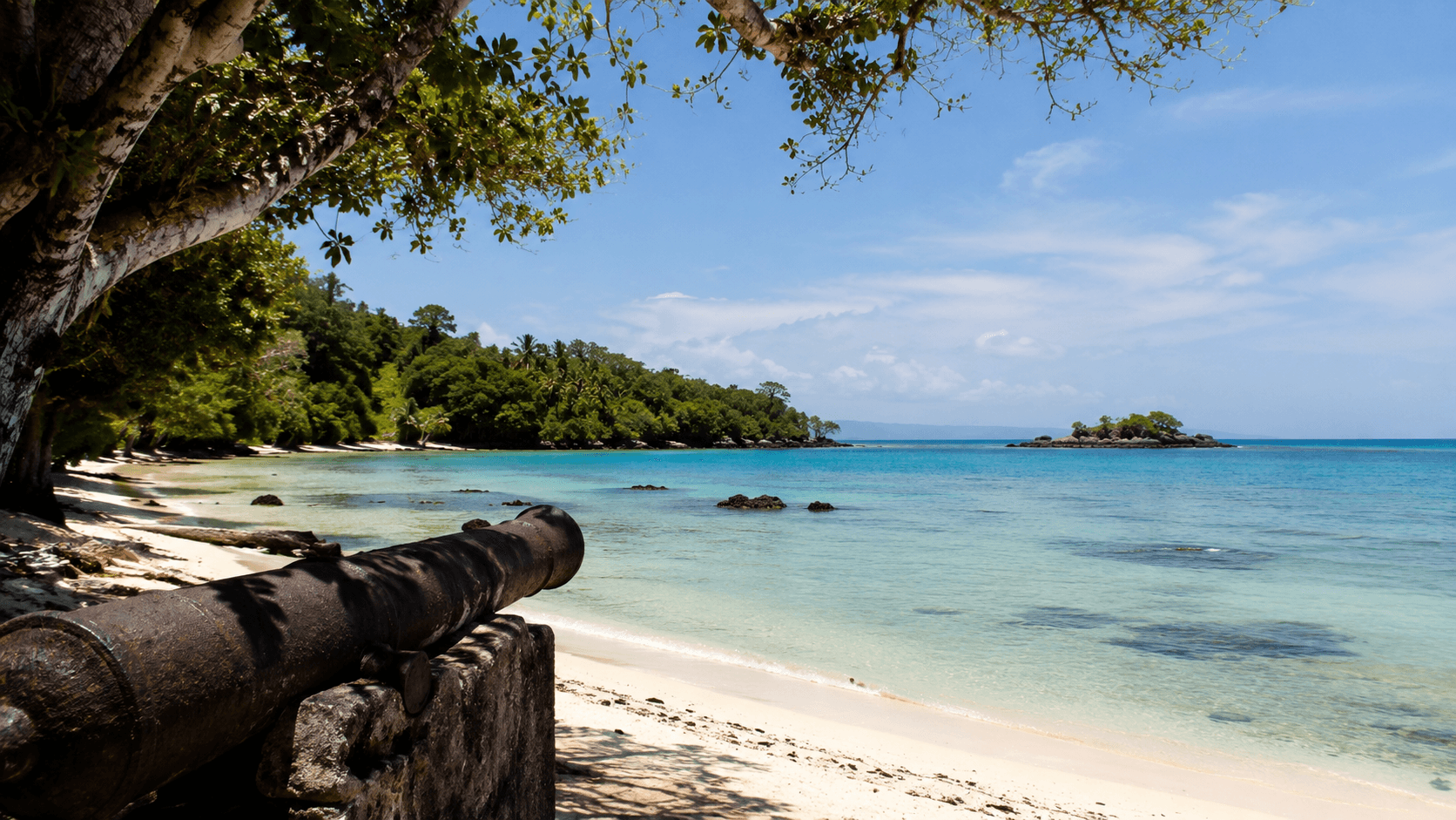 Plage de Sainte-Marie et son canon historique face au lagon