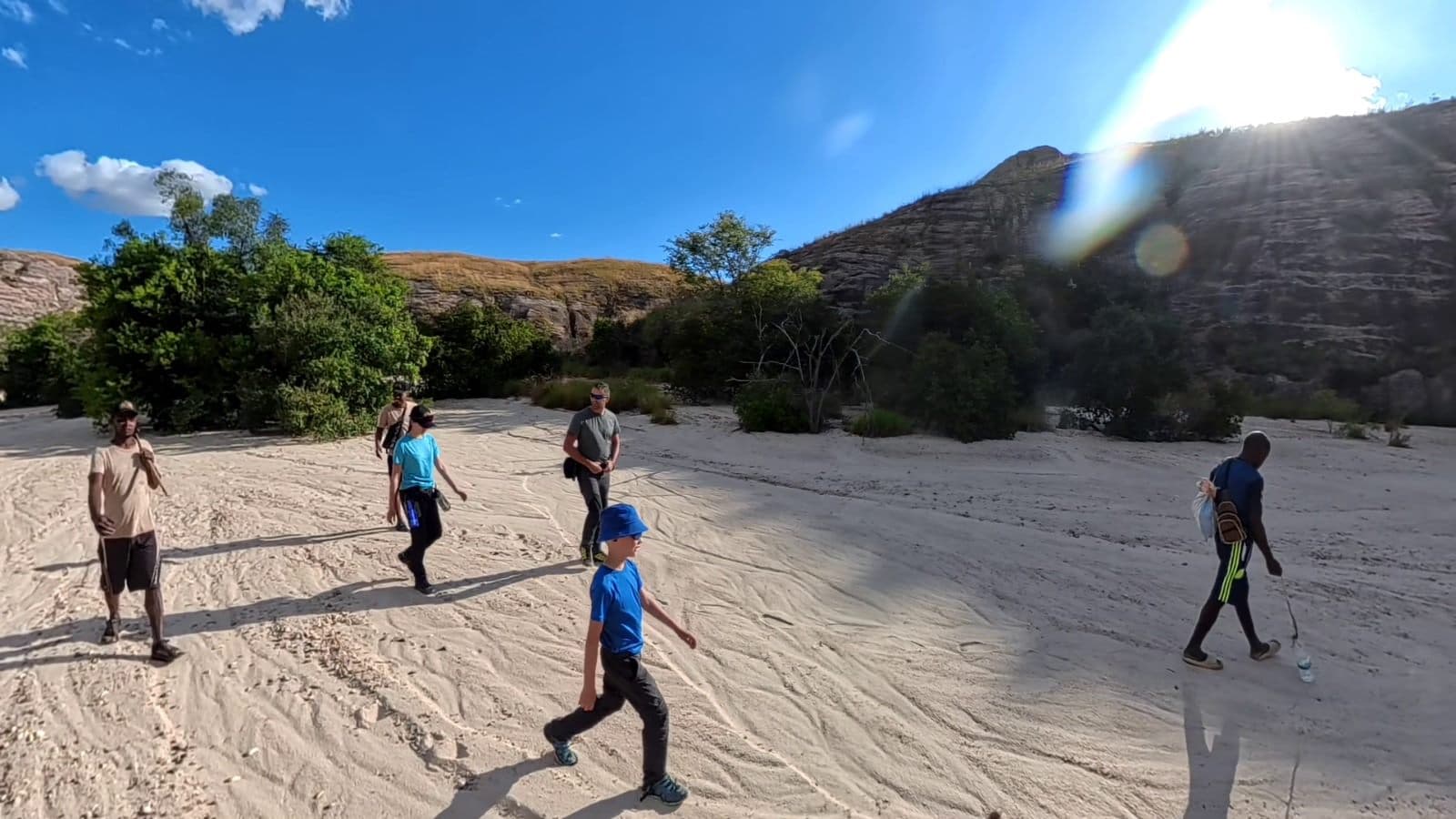 Famille progressant dans un lit de rivière de sable