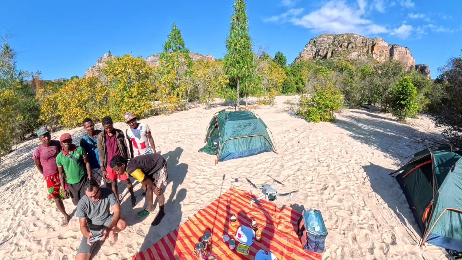Tentes du campement dressées sur le sable au pied des reliefs