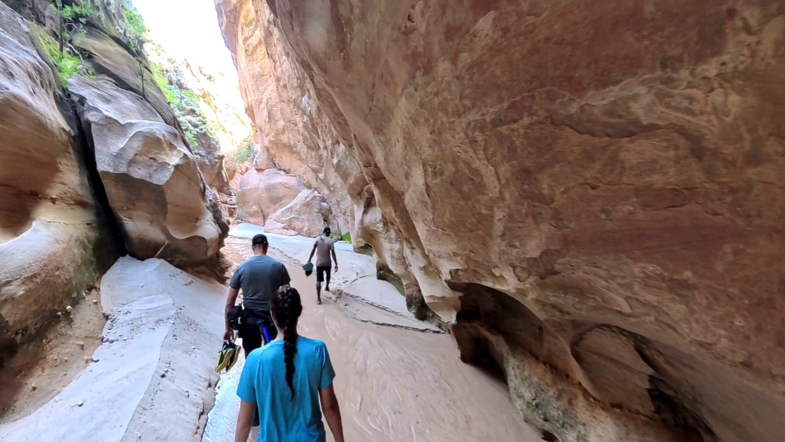 Marcheurs dans un canyon du massif du Makay