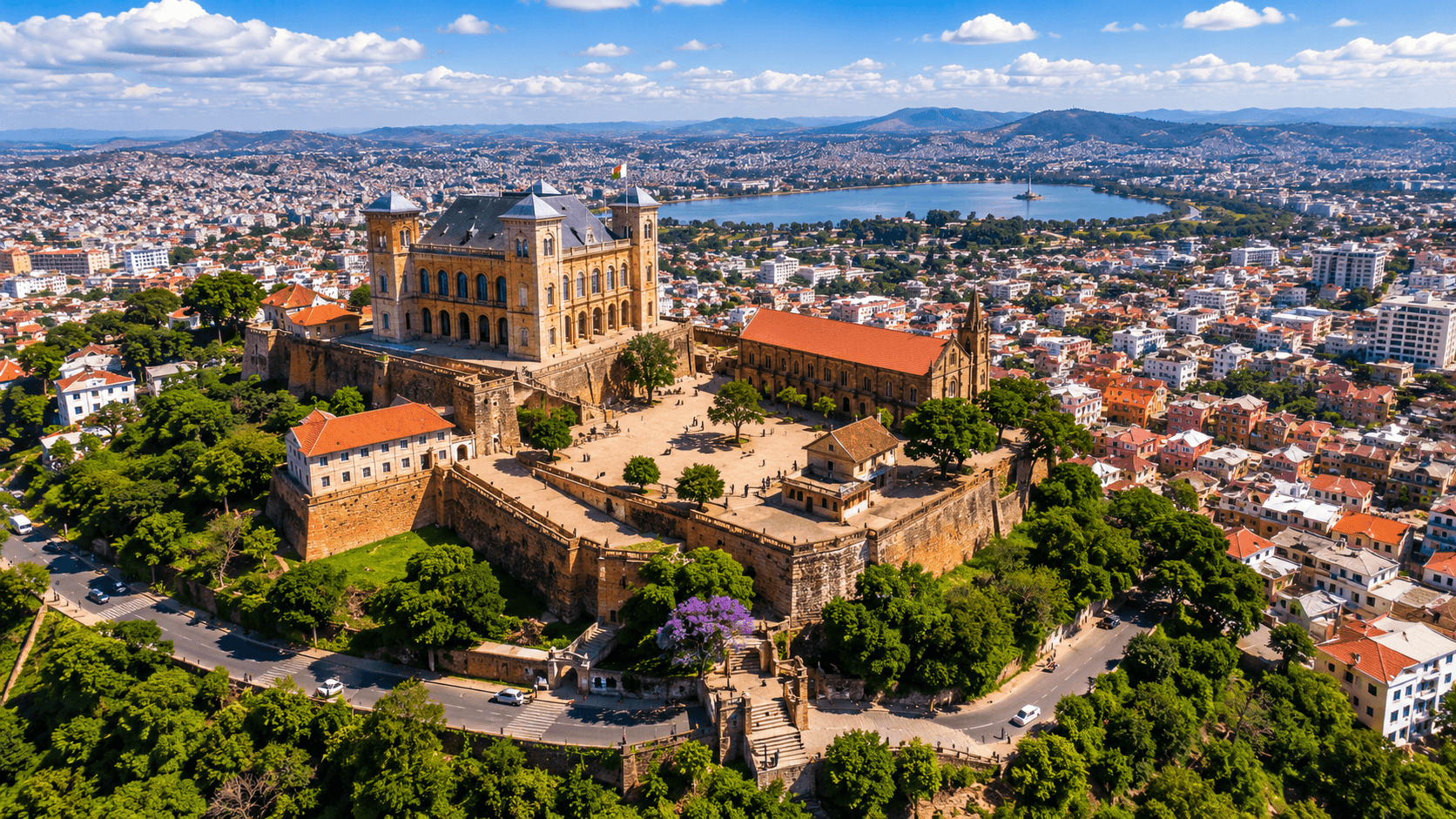 Vue aérienne du Rova d'Antananarivo dominant la capitale et son lac